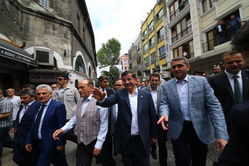 Davutoğlu İstanbul'da esnafı ziyaret etti