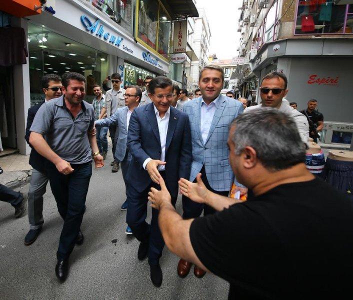 Davutoğlu İstanbul'da esnafı ziyaret etti