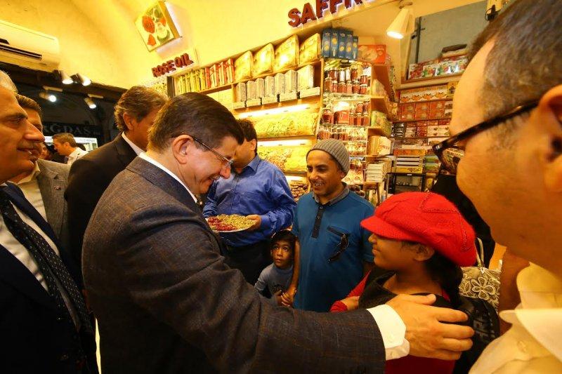 Davutoğlu İstanbul'da esnafı ziyaret etti