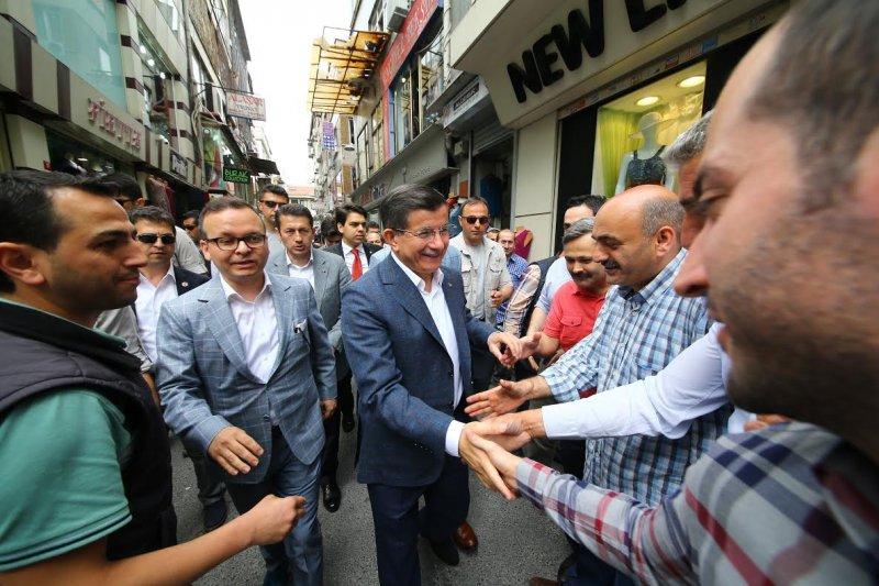 Davutoğlu İstanbul'da esnafı ziyaret etti