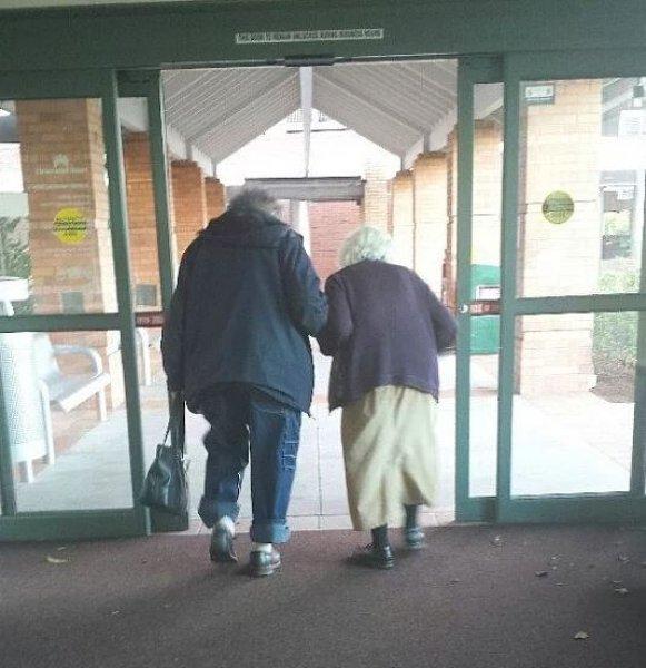 Aşkın yaşı olmaz dedirten fotoğraflar 