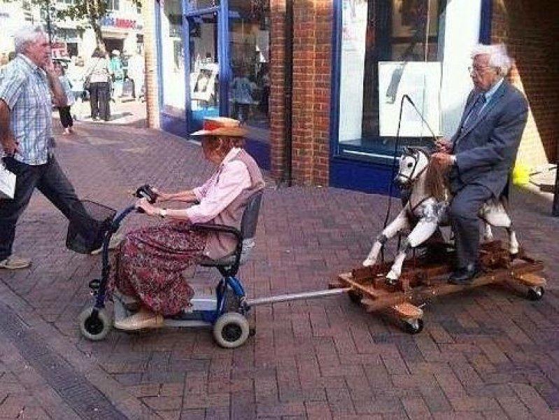 Aşkın yaşı olmaz dedirten fotoğraflar 