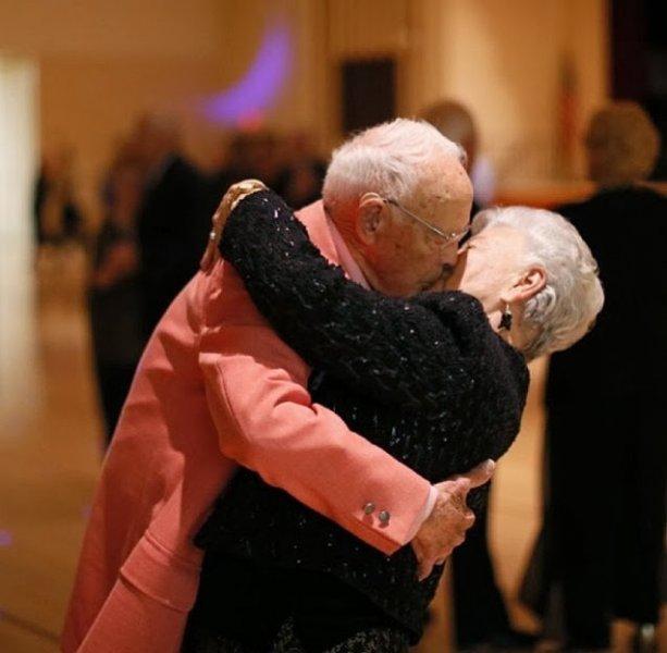 Aşkın yaşı olmaz dedirten fotoğraflar 