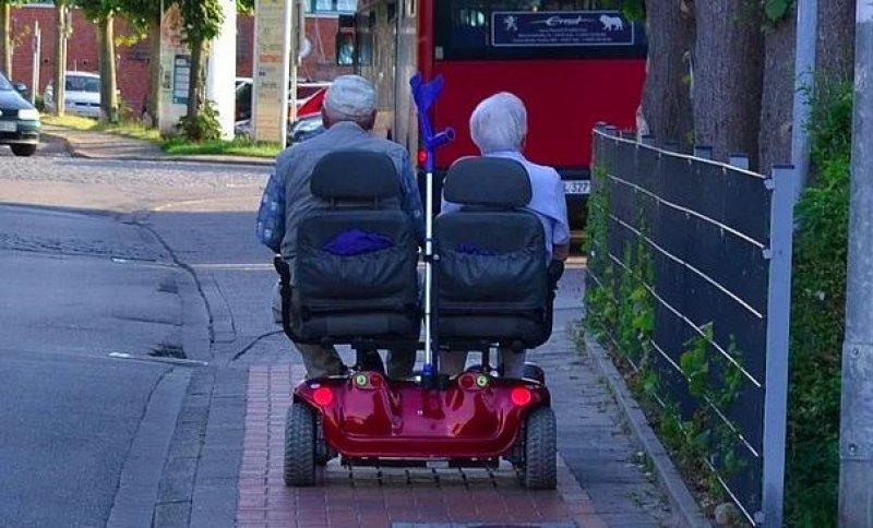 Aşkın yaşı olmaz dedirten fotoğraflar 