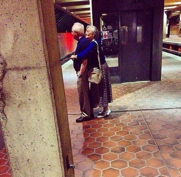 Aşkın yaşı olmaz dedirten fotoğraflar 