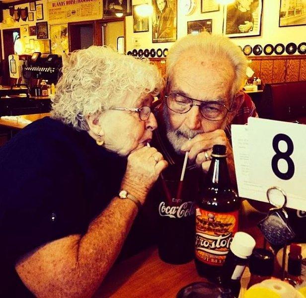 Aşkın yaşı olmaz dedirten fotoğraflar 