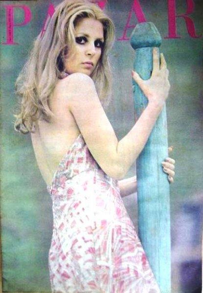 Sinema oyuncusu Hale Soygazi güzelliğiyle yıllara meydan okuyor