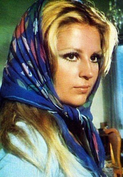 Sinema oyuncusu Hale Soygazi güzelliğiyle yıllara meydan okuyor