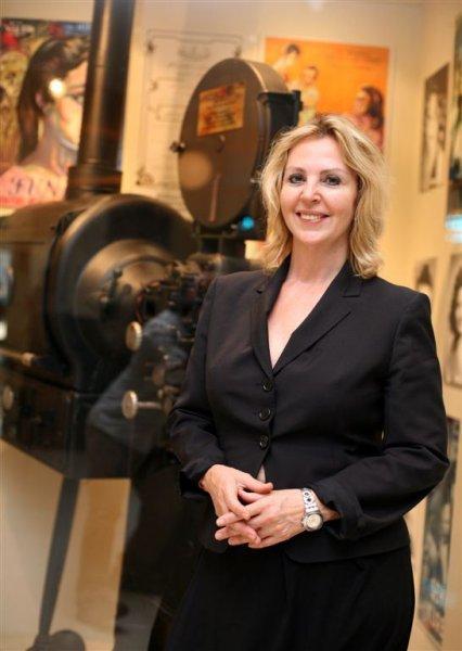 Sinema oyuncusu Hale Soygazi güzelliğiyle yıllara meydan okuyor