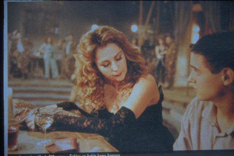 Sinema oyuncusu Hale Soygazi güzelliğiyle yıllara meydan okuyor