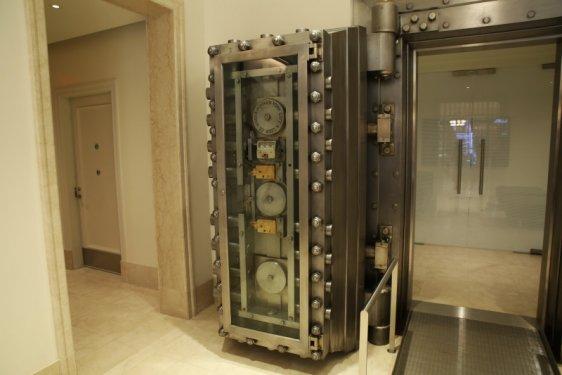 New York'ta 100 yıllık banka Apple Store oldu