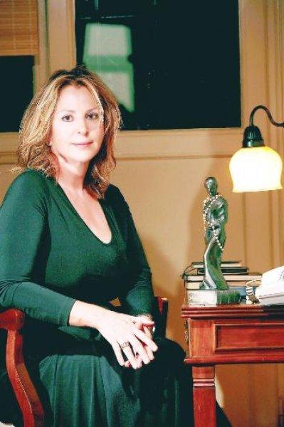 Sinema oyuncusu Hale Soygazi güzelliğiyle yıllara meydan okuyor