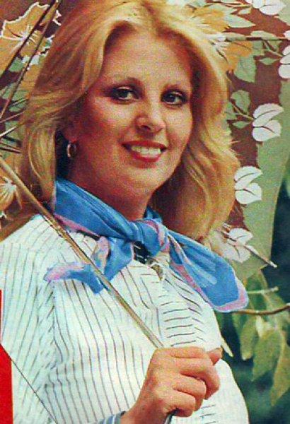 Sinema oyuncusu Hale Soygazi güzelliğiyle yıllara meydan okuyor