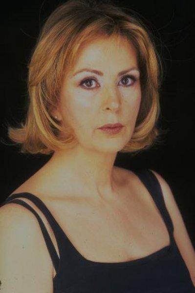 Sinema oyuncusu Hale Soygazi güzelliğiyle yıllara meydan okuyor