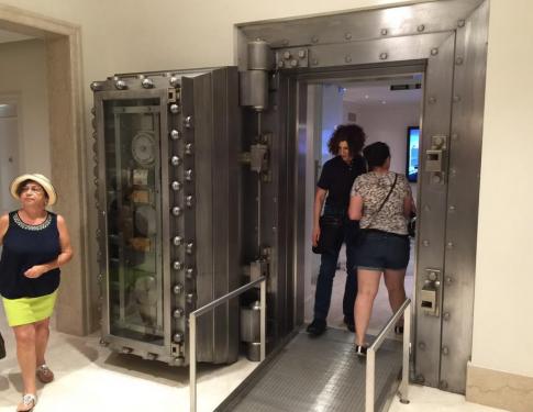 New York'ta 100 yıllık banka Apple Store oldu