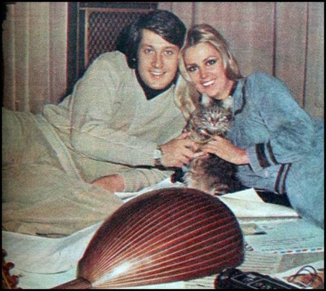 Sinema oyuncusu Hale Soygazi güzelliğiyle yıllara meydan okuyor