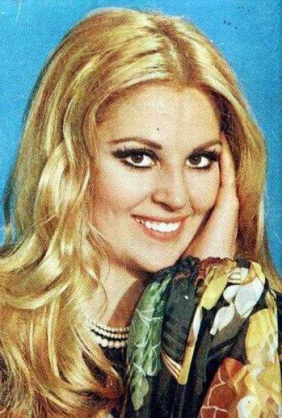 Sinema oyuncusu Hale Soygazi güzelliğiyle yıllara meydan okuyor