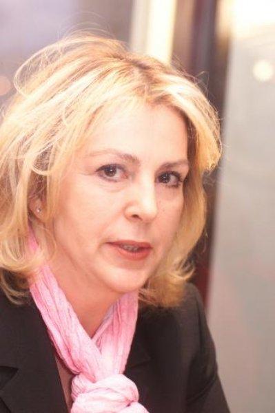 Sinema oyuncusu Hale Soygazi güzelliğiyle yıllara meydan okuyor