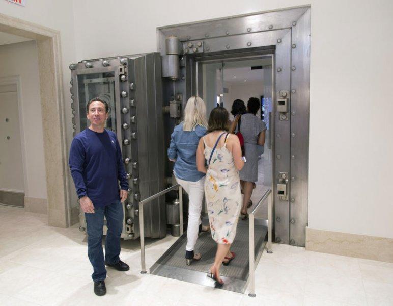 New York'ta 100 yıllık banka Apple Store oldu