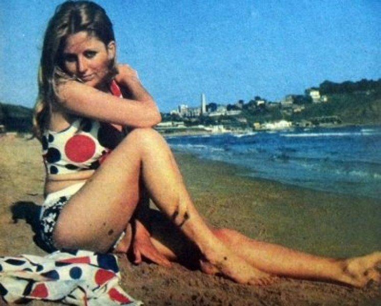 Sinema oyuncusu Hale Soygazi güzelliğiyle yıllara meydan okuyor