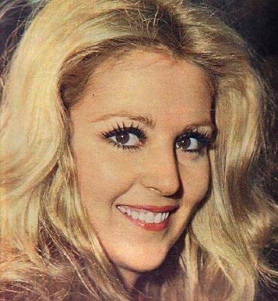 Sinema oyuncusu Hale Soygazi güzelliğiyle yıllara meydan okuyor