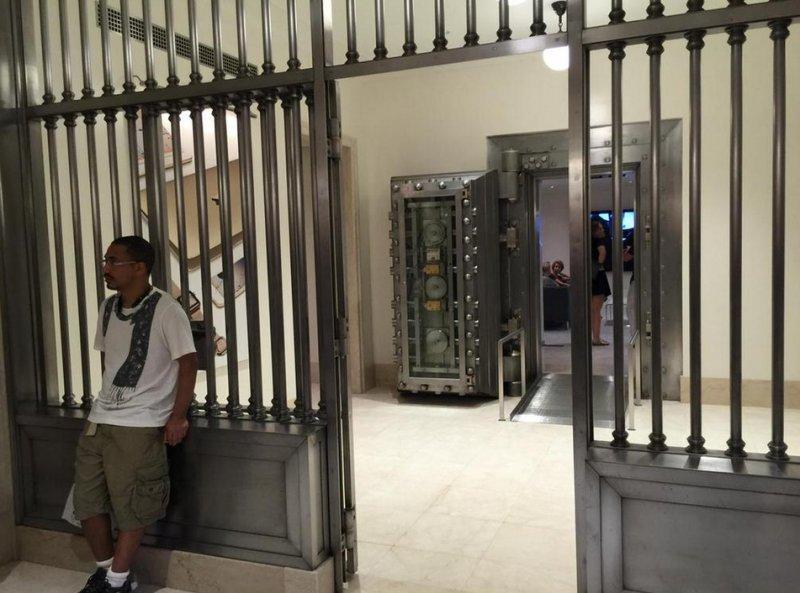 New York'ta 100 yıllık banka Apple Store oldu