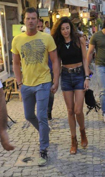 Kıvanç Tatlıtuğ sevgilisiyle Alaçatı'da