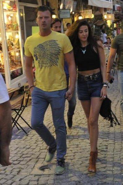 Kıvanç Tatlıtuğ sevgilisiyle Alaçatı'da