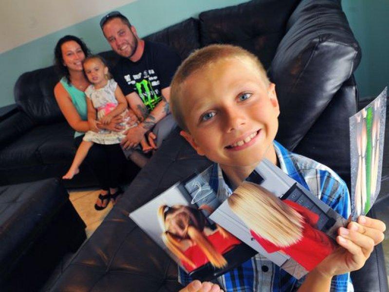 Kanserli çocuklar için 2 yıl boyunca saçlarını uzattı