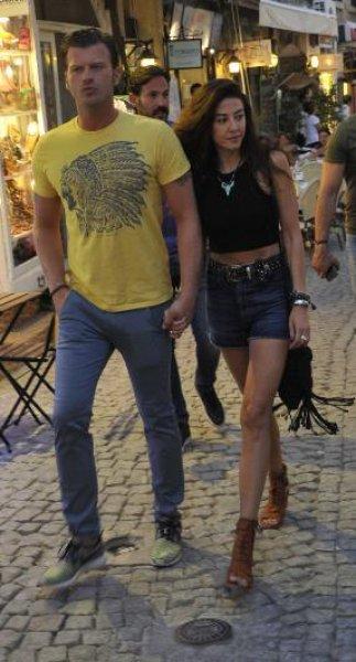 Kıvanç Tatlıtuğ sevgilisiyle Alaçatı'da