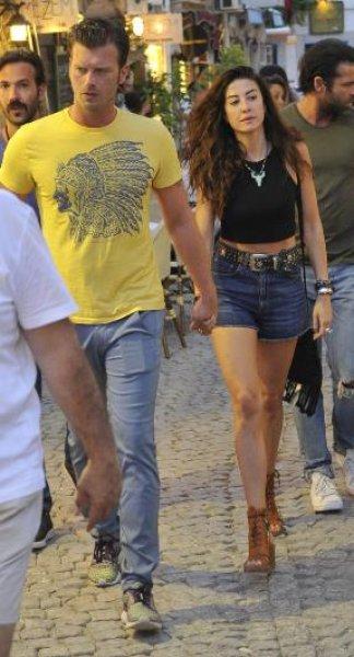 Kıvanç Tatlıtuğ sevgilisiyle Alaçatı'da