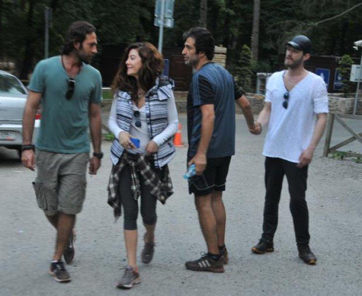 Kıvanç Tatlıtuğ sevgilisiyle Alaçatı'da