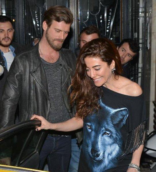 Kıvanç Tatlıtuğ sevgilisiyle Alaçatı'da