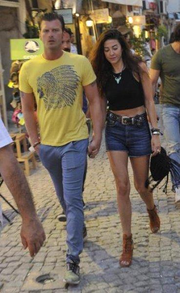 Kıvanç Tatlıtuğ sevgilisiyle Alaçatı'da