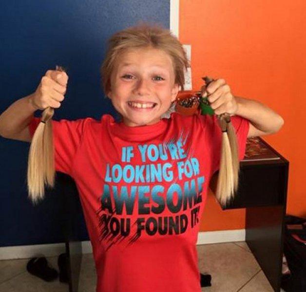 Kanserli çocuklar için 2 yıl boyunca saçlarını uzattı