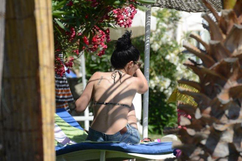 Deniz Çakır tatilde