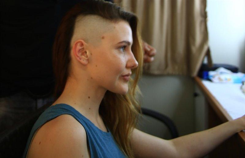 Paramparça'nın Hazal'ı Alina Boz saçlarını kazıttı