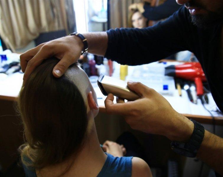 Paramparça'nın Hazal'ı Alina Boz saçlarını kazıttı