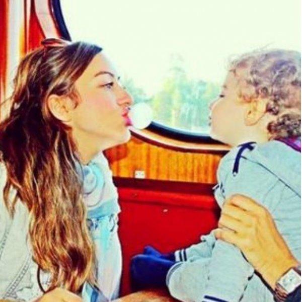 Sabri Sarıoğlu'nun eşi yardımcı pilot oldu