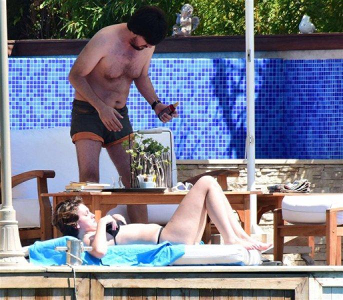 Farah Zeynep Abdullah güneşlenirken fena yakalandı