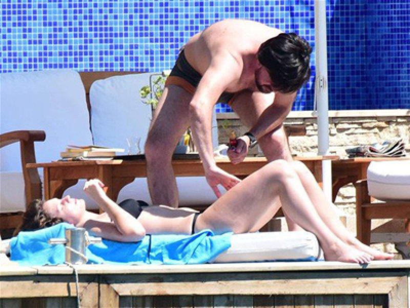 Farah Zeynep Abdullah güneşlenirken fena yakalandı