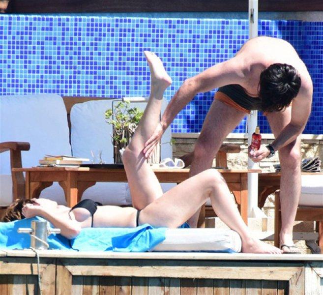 Farah Zeynep Abdullah güneşlenirken fena yakalandı