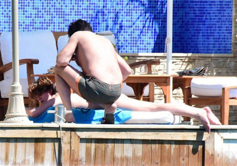 Farah Zeynep Abdullah güneşlenirken fena yakalandı