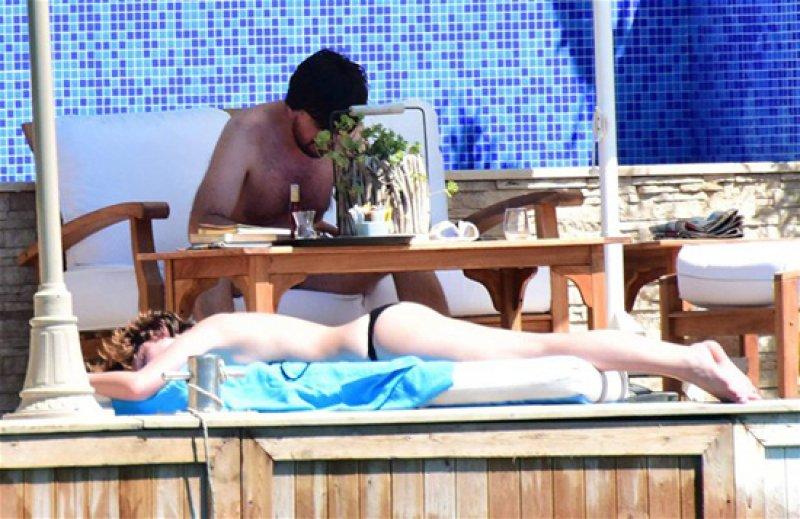 Farah Zeynep Abdullah güneşlenirken fena yakalandı