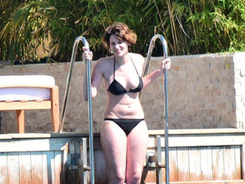 Farah Zeynep Abdullah güneşlenirken fena yakalandı