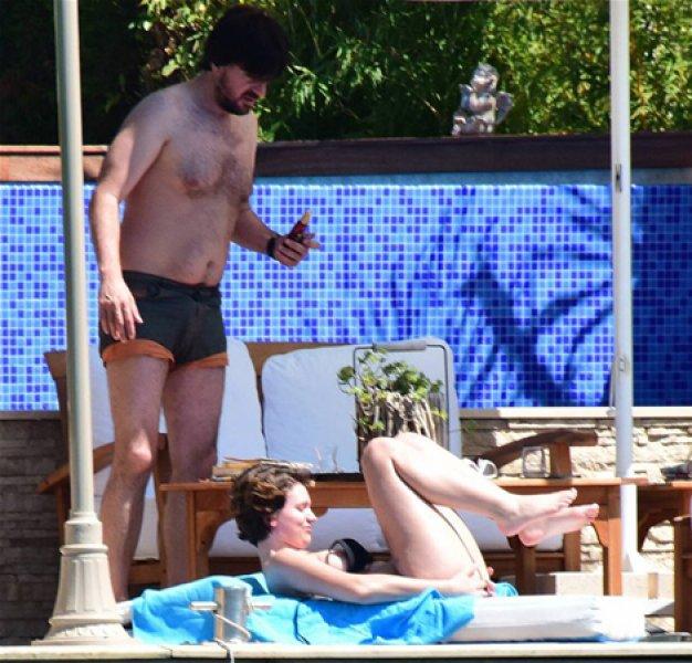 Farah Zeynep Abdullah güneşlenirken fena yakalandı