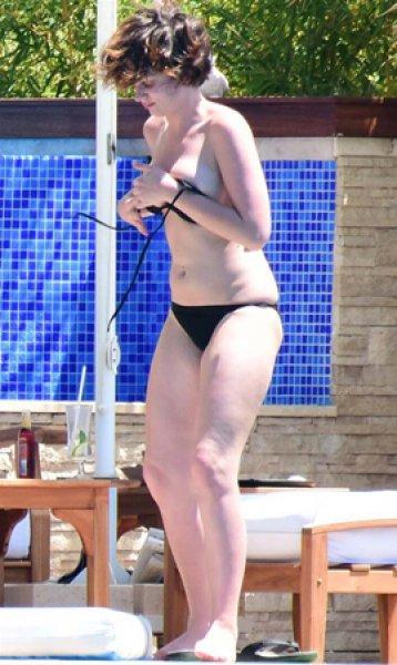 Farah Zeynep Abdullah güneşlenirken fena yakalandı