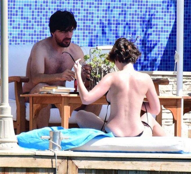 Farah Zeynep Abdullah güneşlenirken fena yakalandı