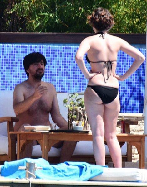 Farah Zeynep Abdullah güneşlenirken fena yakalandı