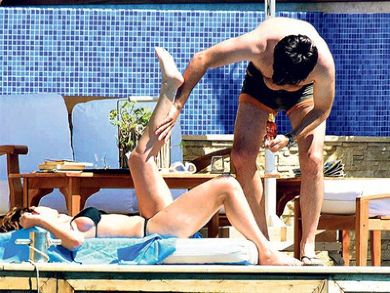 Farah Zeynep Abdullah güneşlenirken fena yakalandı